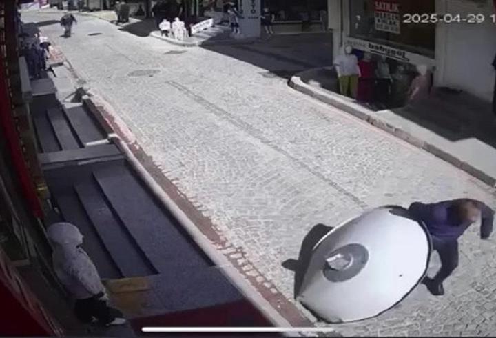 Yukarı baktığında artık çok geçti… Sokakta yürürken üzerine öyle bir şey düştü ki!