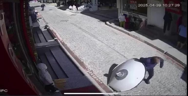 Yukarı baktığında artık çok geçti... Sokakta yürürken üzerine öyle bir şey düştü ki