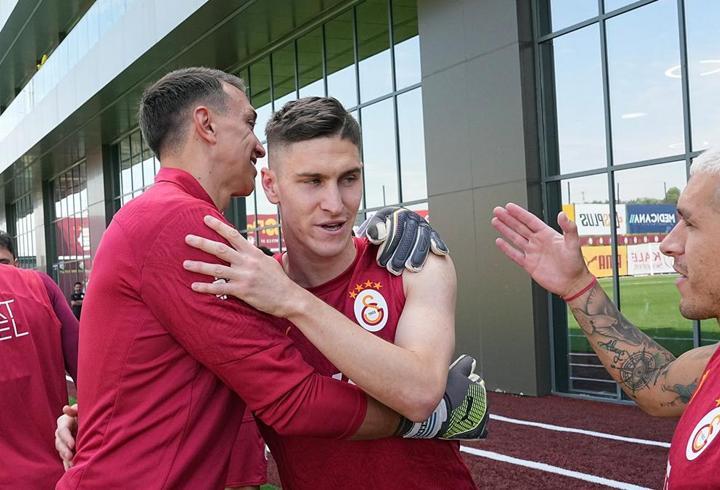 Galatasaray’da basına açık antrenman! Sallai’nin doğum günü kutlandı…