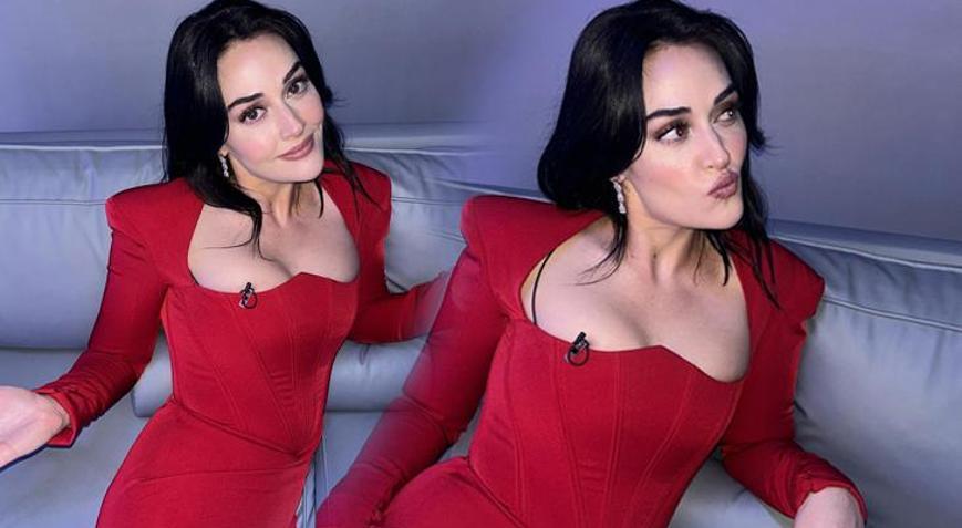Esra Bilgiç kırmızı elbisesiyle ortalığı yaktı geçti!