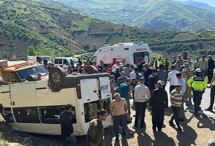 Hakkari’de öğrenci taşıyan okul servisi kaza yaptı: 14 kişi yaralandı