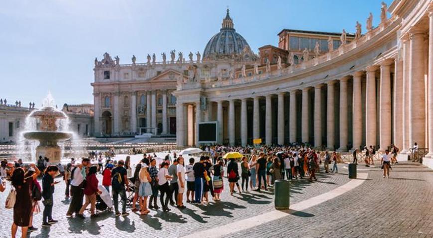 Alman turist, Roma’da tarihi eseri skuterle taşırken yakalandı