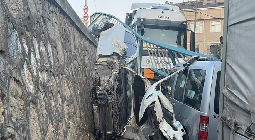 Kocaeli’de korkunç kaza! Otomobil istinat duvarından düştü asılı kaldı