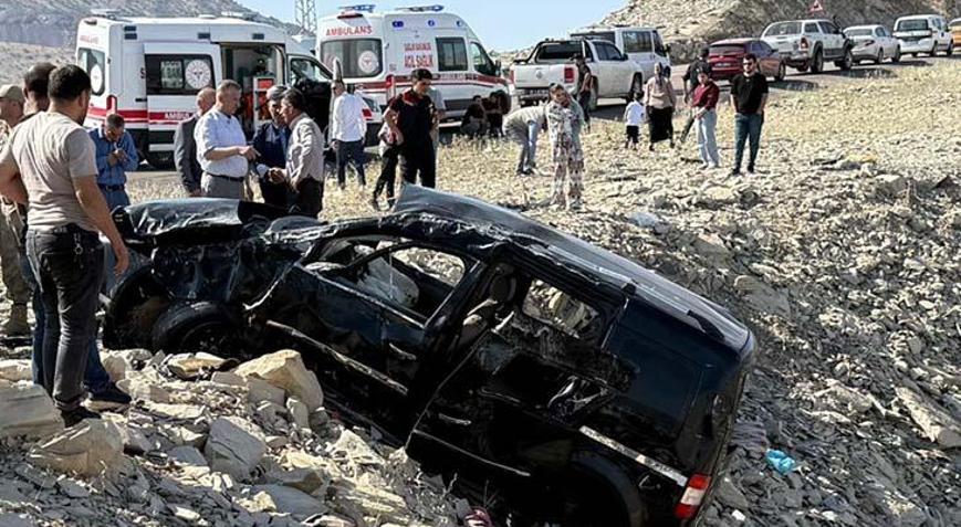 Araç şarampole devrildi! 3 kişi öldü, 3 kişi yaralandı