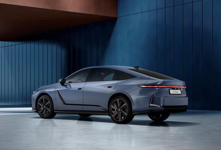 Lexus’tan yeni Sedan geliyor