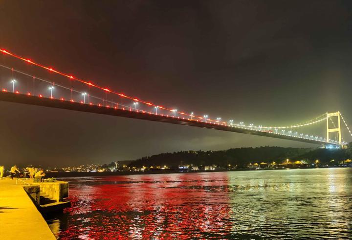 İstanbul’da köprüler sarı-kırmızı renklere büründü
