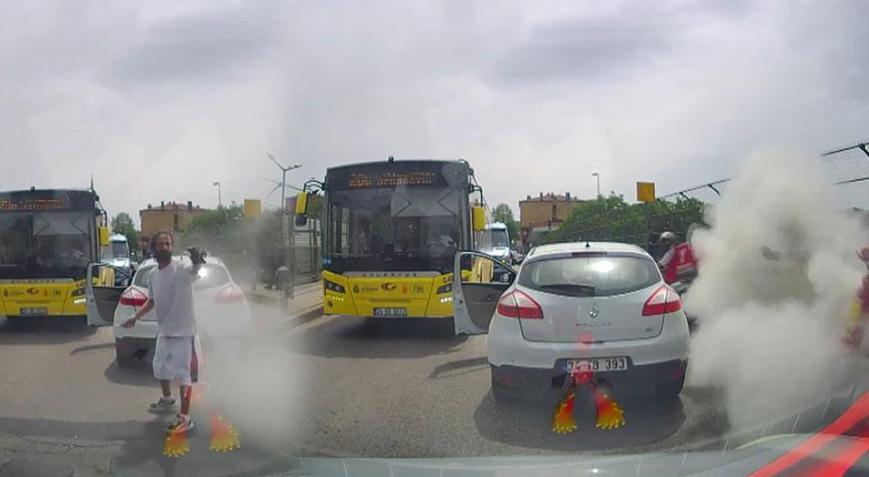 Trafikte dehşet anları! Bıçaklı saldırgana yangın tüpüyle karşılık verdi