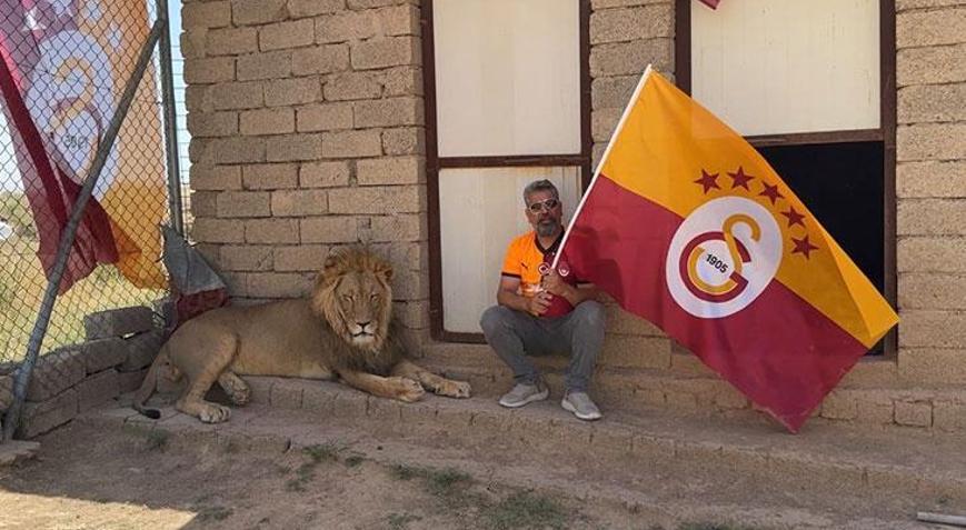 Galatasaraylı taraftar, şampiyonluğu aslanlarıyla kutladı