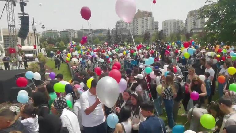 Kanseri yenen küçük Asaf’ın balonları gökyüzünde Bizim fazla çevremiz yok diye seslenen babanın çağrısını duyan binlerce vatandaş akın etti…