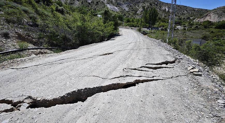 Kentte büyük panik! Yollar ikiye ayrıldı, evler yana doğru eğildi