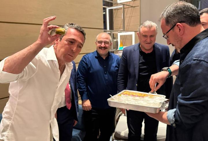 Euroleague finali öncesi sıcak görüntüler! Bakanlardan Ali Koç’a uğur baklavası