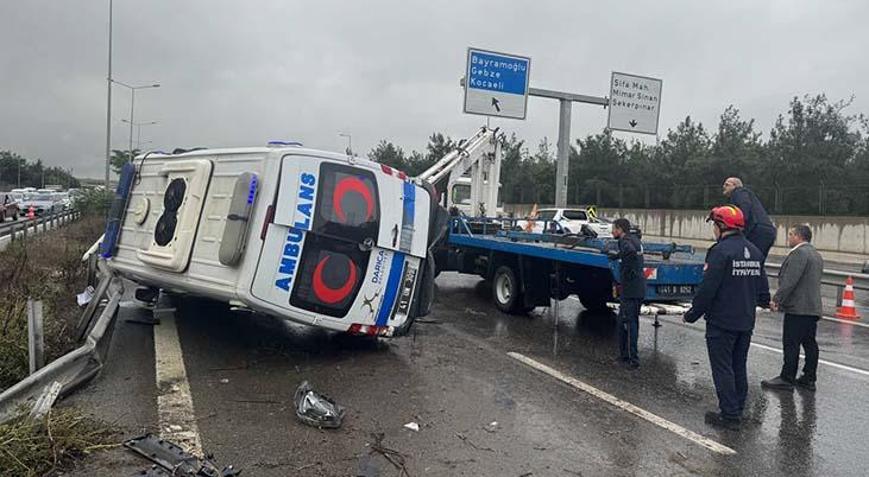 Hamile kadını taşıyan hasta nakil ambulansı devrildi