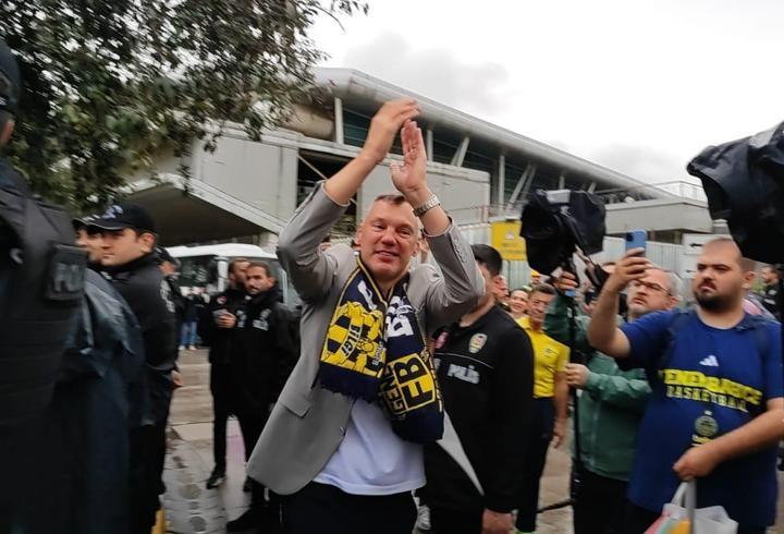 Avrupa şampiyonu Fenerbahçe Beko, yurda döndü! Taraftarlar, takımı coşkuyla karşıladı…