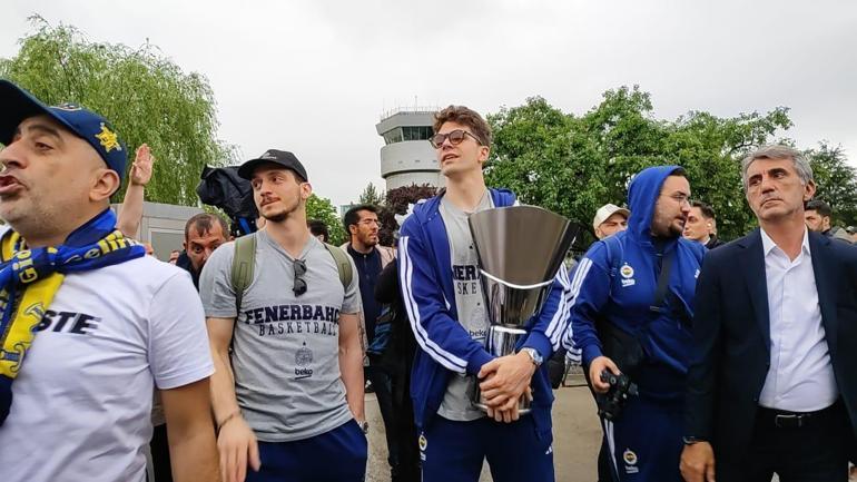 Avrupa şampiyonu Fenerbahçe Beko, yurda döndü Taraftarlar, takımı coşkuyla karşıladı...
