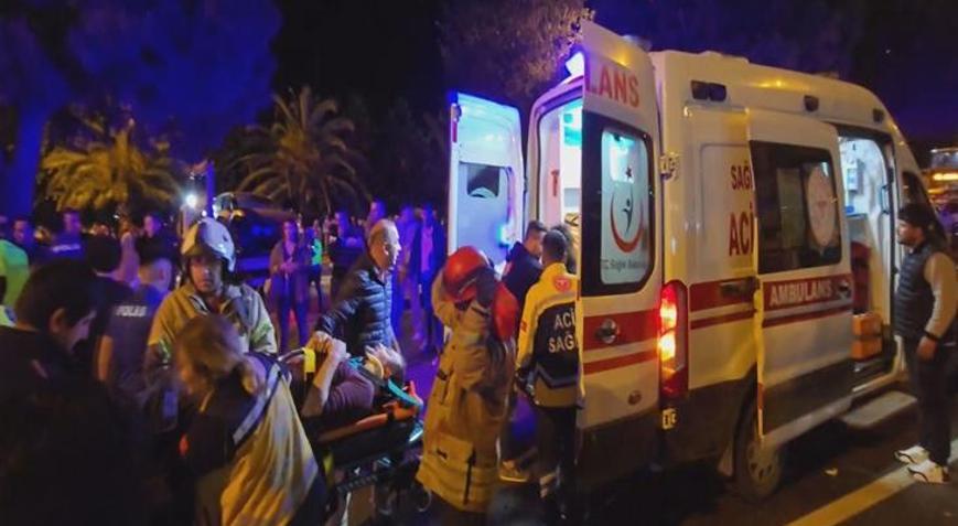 İstanbul Kartal’da feci kaza! Otomobil ağaçları devirip ters yöne geçti: 5 yaralı