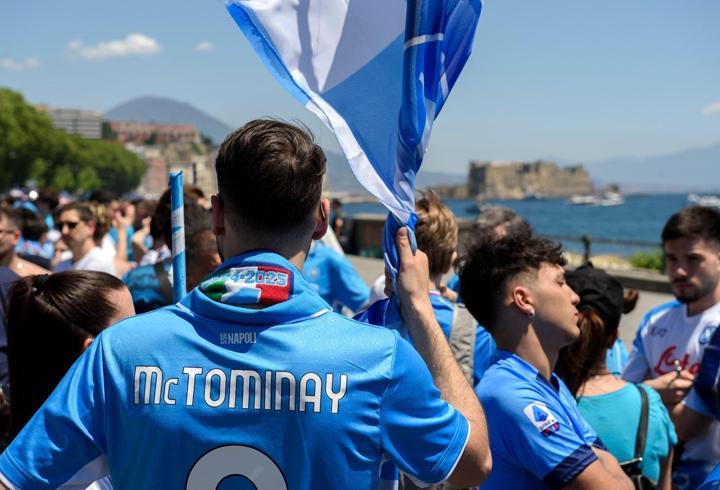 Napoli, şampiyonluğu taraftarlarıyla kutladı
