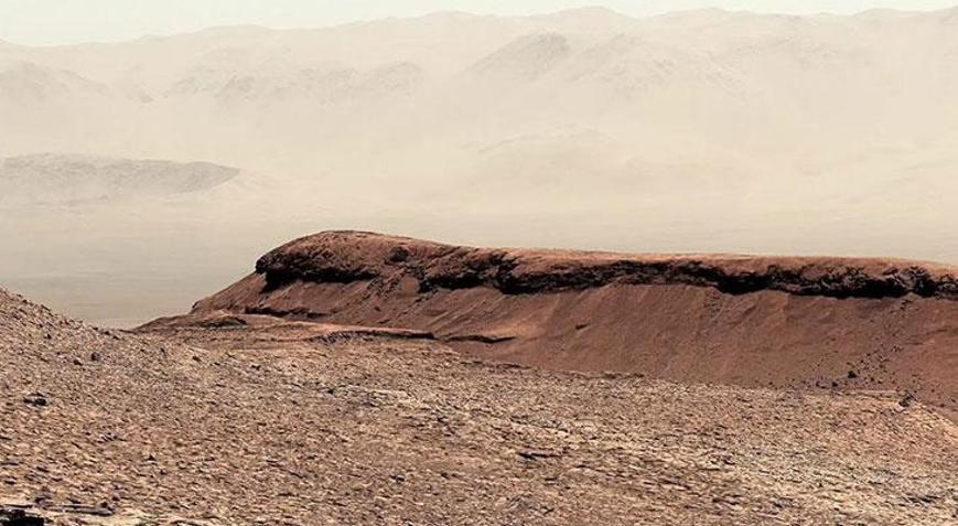 NASA’nın Mars’taki Curiosity Gezgini’nin Sharp Dağı’nda çektiği görüntü paylaşıldı