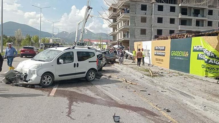 Freni boşalan beton mikseri onlarca araca çarparak devrildi