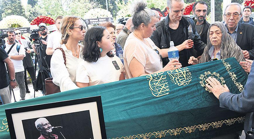 Şarkılarla uğurlandı