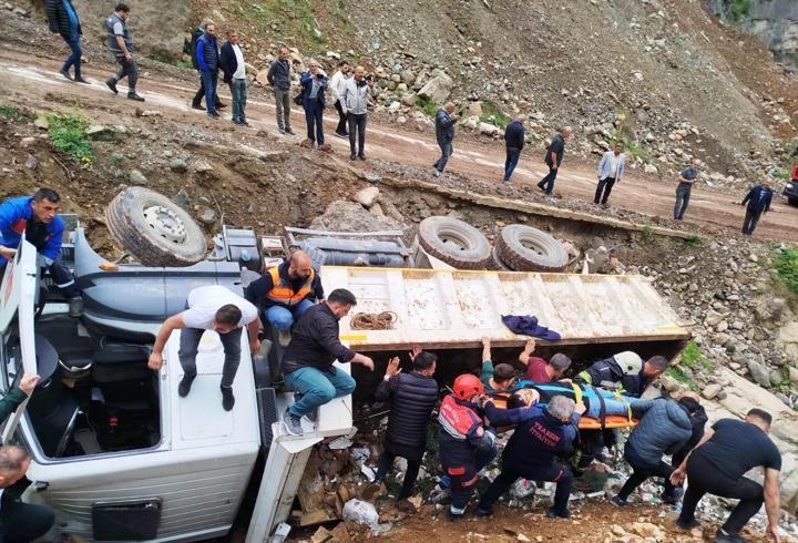 Şarampole devrilen kamyonun şoförü yaralandı