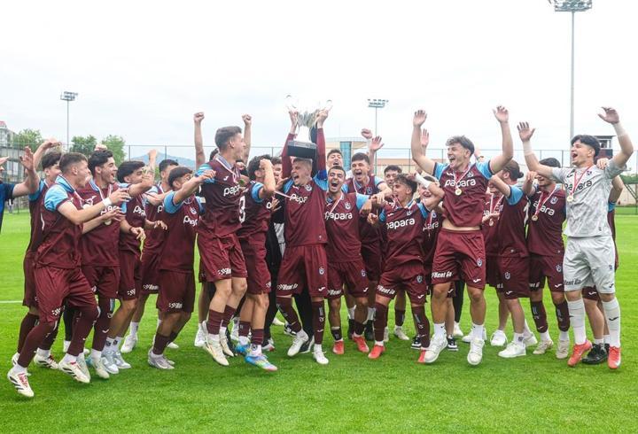 Şampiyon Trabzonspor U19, kupasını kaldırdı