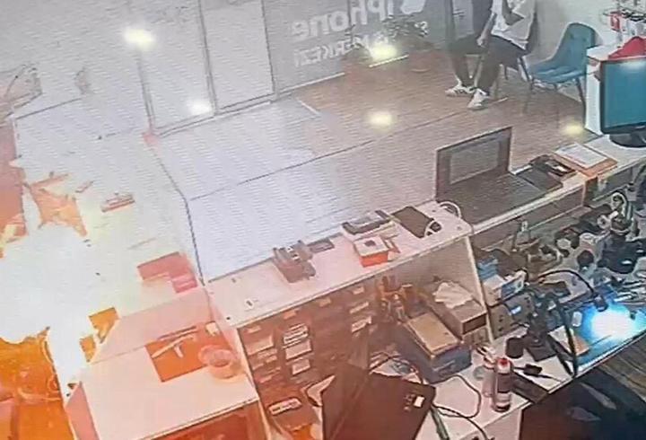 Telefon bataryası bomba gibi patladı