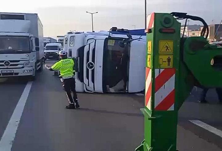 SON DAKİKA… TEM Otoyolu’nda TIR devrildi: İstanbul yönünde yoğunluk!