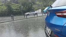 İstanbul’u dolu ve yağmur vurdu! Yollar göle döndü