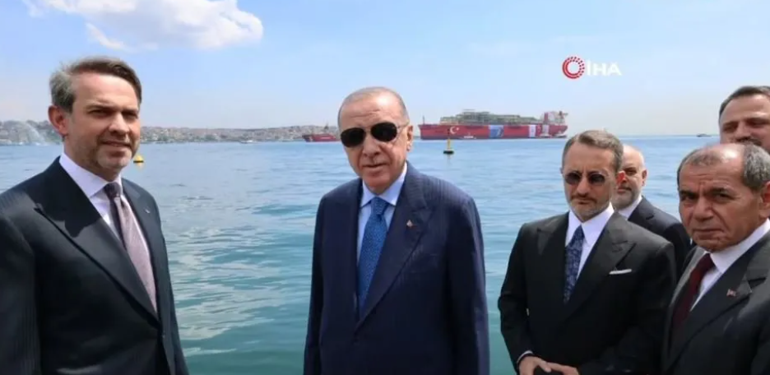 Fethin 572. yılında bir ilk: Türkiyenin ilk yüzer gaz üretim platformu Osman Gazi, Boğazdan geçti