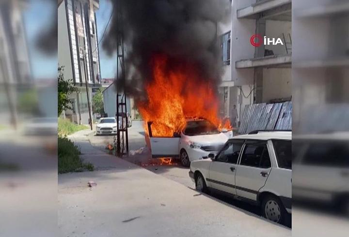 Park halindeki araç alev alev yandı