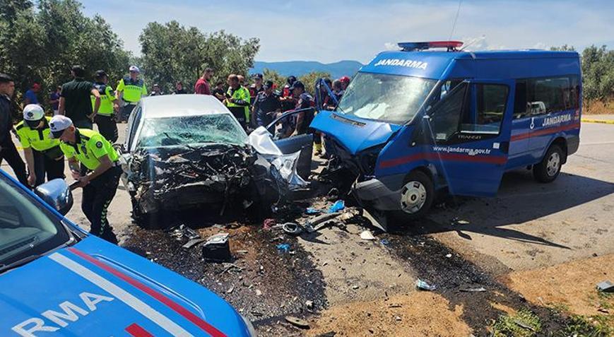 Bursa’da otomobil ile jandarma minibüsü çarpıştı: 1 ölü, 2 yaralı