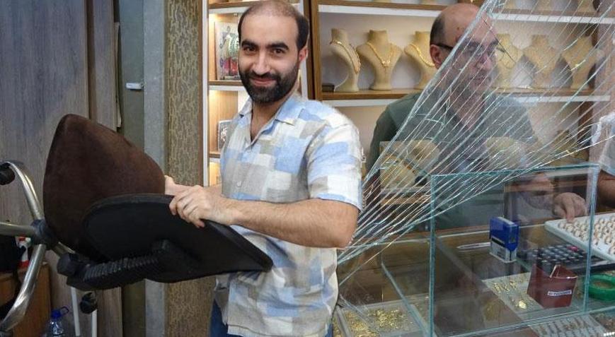 Kuyumcuyu soymaya kalktı… Çalışan sandalye fırlattı