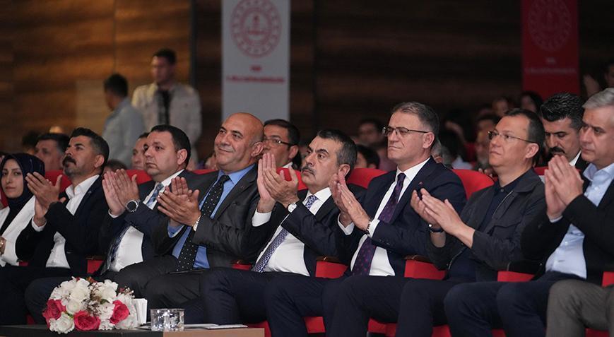 Bakan Tekin Maarif Orkestrası ve Halk Dansları Topluluğu’nun gösterisini izledi