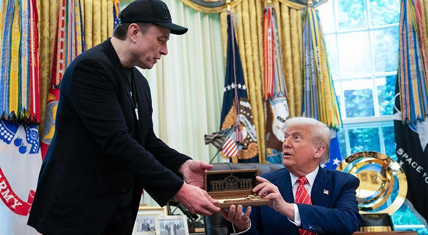 Trump Elon Musk’a Beyaz Saray’ın altın anahtarını hediye etti