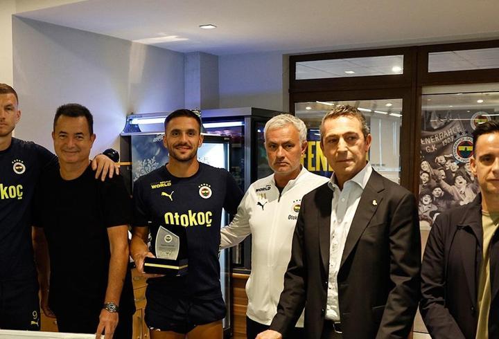 Ali Koç, Edin Dzeko ve Dusan Tadic’e plaket verdi