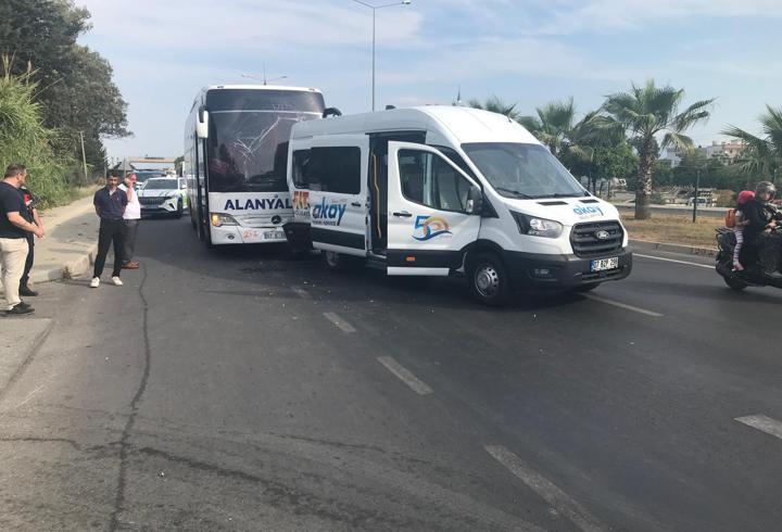 Antalya’da şehirlerarası yolcu otobüsü ile tur minibüsü çarpıştı