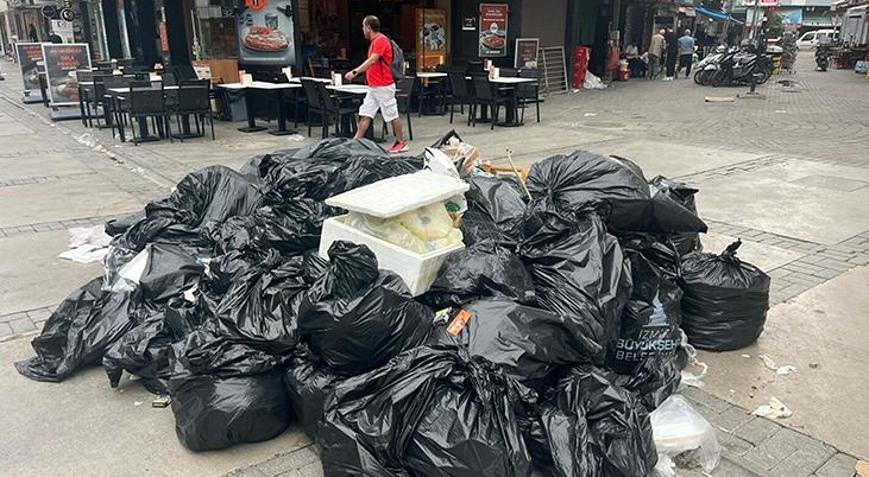 İzmir’de grevin 3. günü: Sokaklar çöplerle doldu taştı