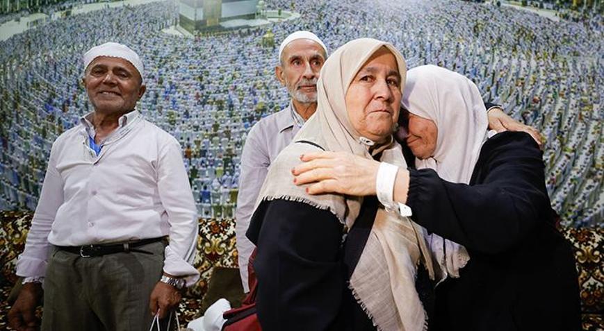 25 yıllık küslük Mekke’de son buldu: Dargın komşular Hac yolculuğunda barıştı