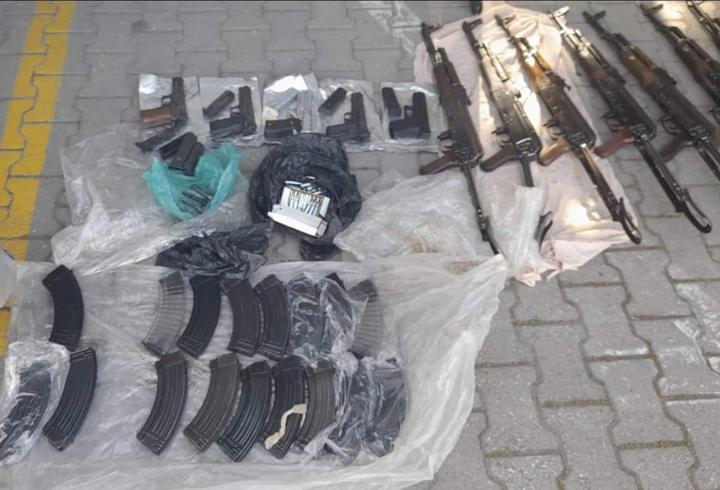 Kiralık araçta cephanelik! Polis memurunun kullandığı araçtan 9 kalaşnikof çıktı