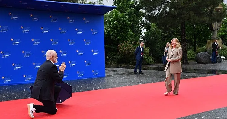 Arnavutluk Başbakanı Rama, İtalya Başbakanı Meloni’yi önünde diz çökerek karşıladı