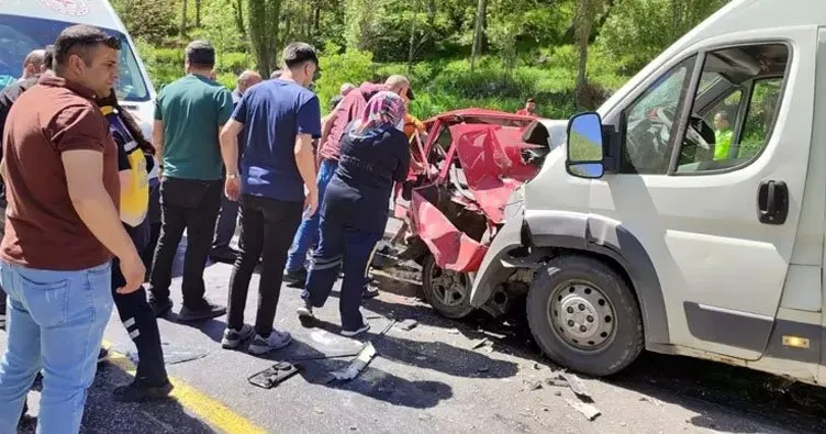 Minibüs ile otomobil çarpıştı; 2 ölü, 1 yaralı