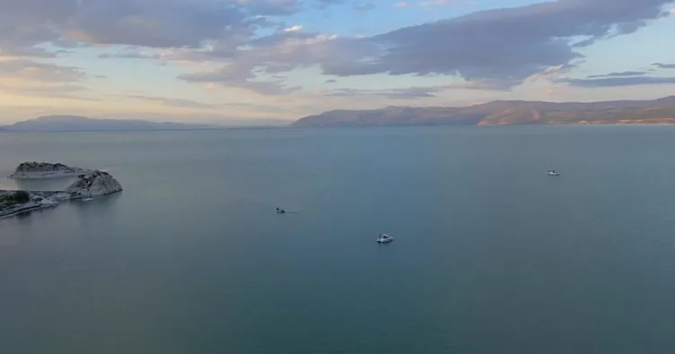 Serinlemek için girdiği gölde kayboldu