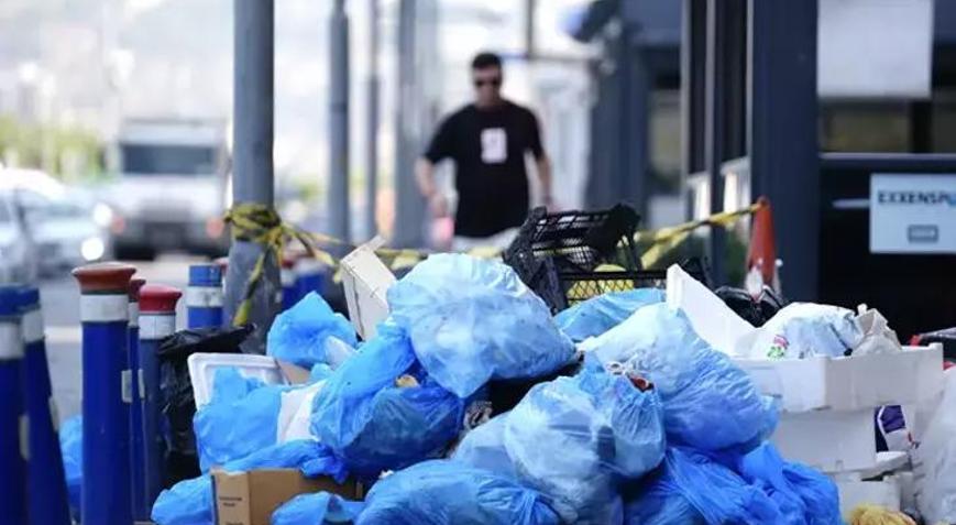 İzmir’de Büyükşehir Belediyesi işçileri grevde! Toplanmayan çöplere tepkiler büyüyor