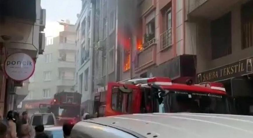 Zeytinburnu’nda 3 katlı binada yangın! Balkondan atlayan çocuk yaralandı