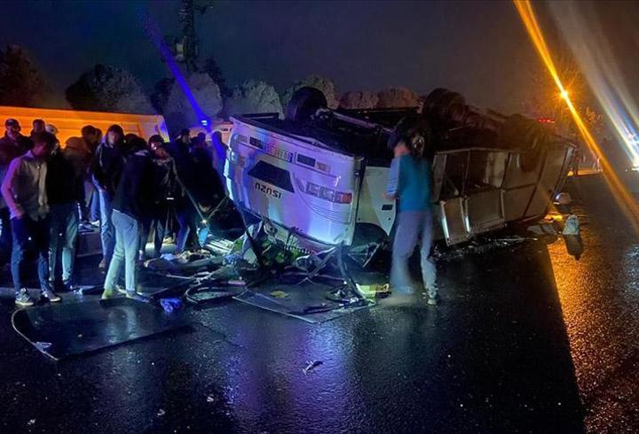 Antakya-İskenderun yolunda midibüs devrildi: 25 yaralı
