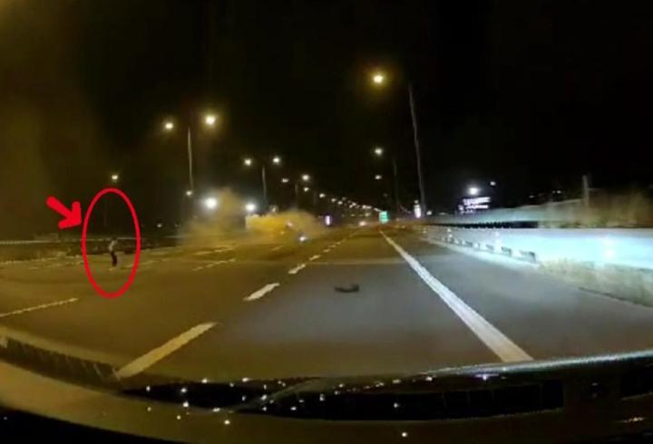 Sakarya’da korku dolu anlar: Takla atan araçtan çocuk fırladı!
