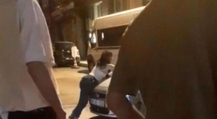 Bursa’da film gibi olay: Kaputa asılan kadın araçla birlikte sürüklendi