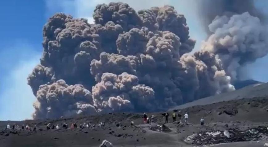 Son Dakika! Etna Yanardağı patladı: Turistler panik halinde kaçmaya başladı!