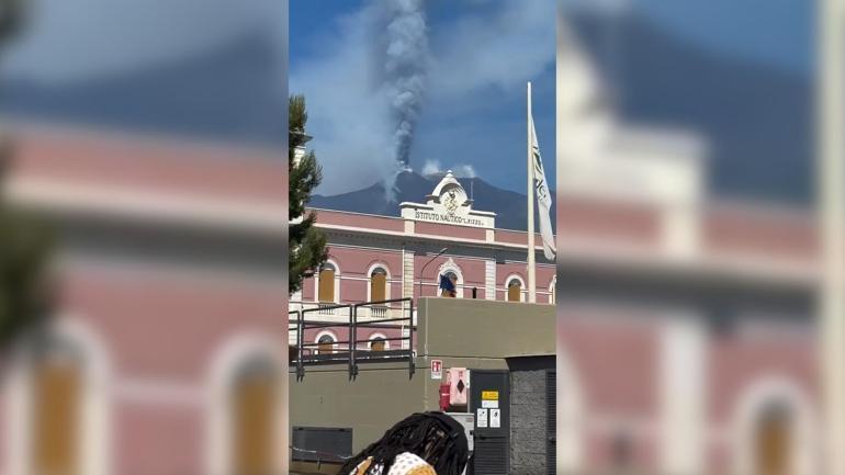 ETNA YANARDAĞI PATLADI Turuncu alarm verildi, turistler panikle kaçtı