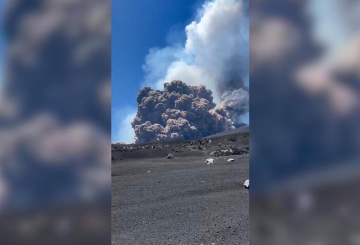 ETNA YANARDAĞI PATLADI! Turuncu alarm verildi, turistler panikle kaçtı